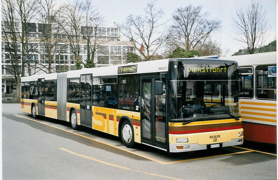 (059'610) - STI Thun - Nr. 87/BE 572'087 - MAN am 3. April 2003 bei der Schiffl�ndte Thun