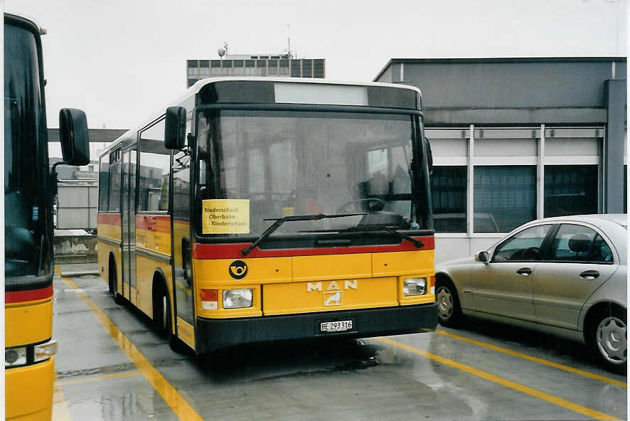 (060'216) - Trachsel, Hasle-R�egsau - BE 293'316 - MAN/Hess (ex Loosli, Wyssachen) am 22. Mai 2003 in Bern, Postautostation