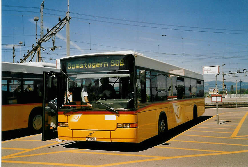 (061'028) - Schuler, Feusisberg - SZ 69'122 - Volvo/Hess am 21. Juni 2003 beim Bahnhof Pf�ffikon