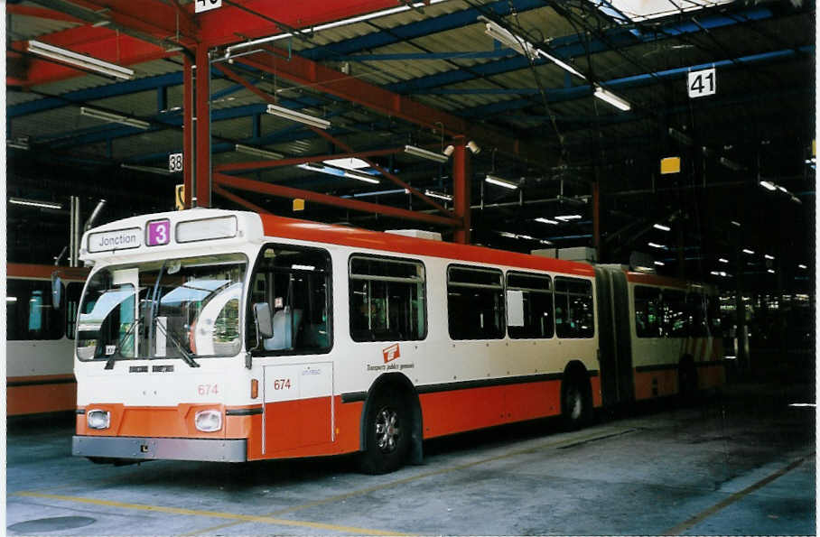 (062'404) - TPG Gen�ve - Nr. 674 - Saurer/Hess Gelenktrolleybus am 4. August 2003 in Gen�ve, D�p�t