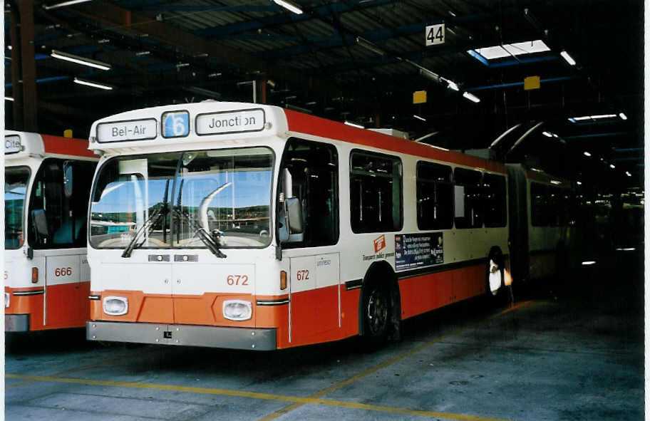 (062'405) - TPG Gen�ve - Nr. 672 - Saurer/Hess Gelenktrolleybus am 4. August 2003 in Gen�ve, D�p�t
