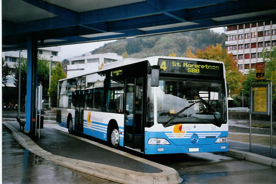 (063'909) - RTB Altst�tten - Nr. 37/SG 131'725 - Mercedes am 9. Oktober 2003 beim Bahnhof Heerbrugg