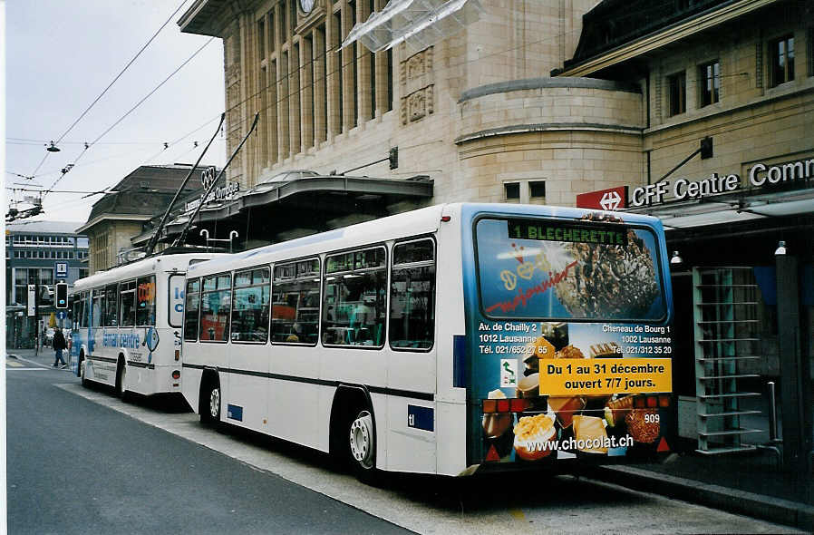 (064'607) - TL Lausanne - Nr. 909 - Lanz+Marti/Hess Personenanh�nger am 29. November 2003 beim Bahnhof Lausanne