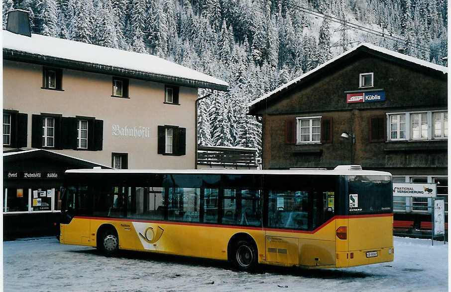 (065'019) - Vogt, Serneus - Nr. 6/GR 69'306 - Mercedes am 1. Januar 2004 beim Bahnhof K�blis