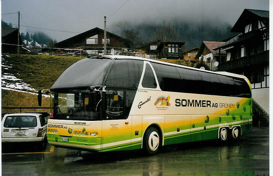 (065'309) - Sommer, Gr�nen - BE 26'858 - Neoplan am 7. Februar 2004 beim G�terbahnhof Frutigen