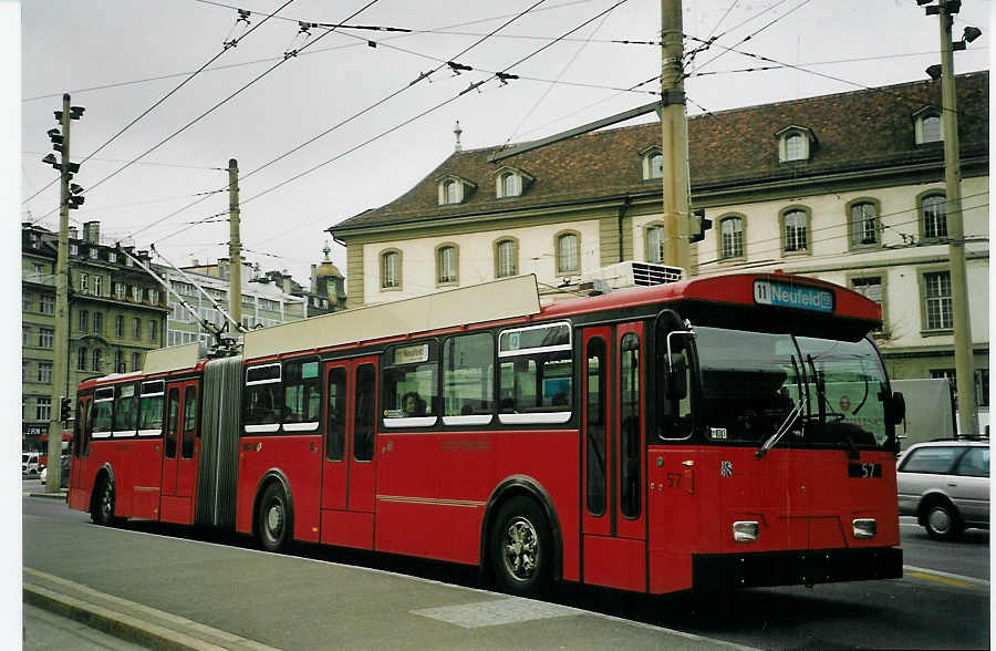 (065'931) - Bernmobil, Bern - Nr. 57 - FBW/Hess Gelenktrolleybus am 8. M�rz 2004 beim Bahnhof Bern