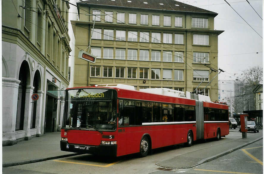 (066'011) - Bernmobil, Bern - Nr. 5 - NAW/Hess Gelenktrolleybus am 8. M�rz 2004 beim Bahnhof Bern