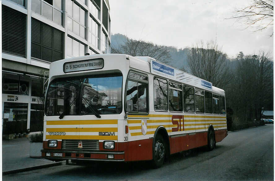 (066'012) - STI Thun - Nr. 30/BE 419'030 - Volvo/R&J (ex SAT Thun Nr. 30) am 9. M�rz 2004 bei der Schiffl�ndte Thun