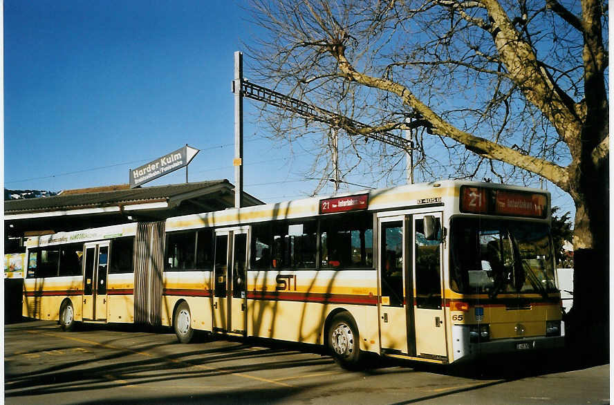 (066'035) - STI Thun - Nr. 65/BE 435'065 - Mercedes am 17. M�rz 2004 beim Bahnhof Interlaken West
