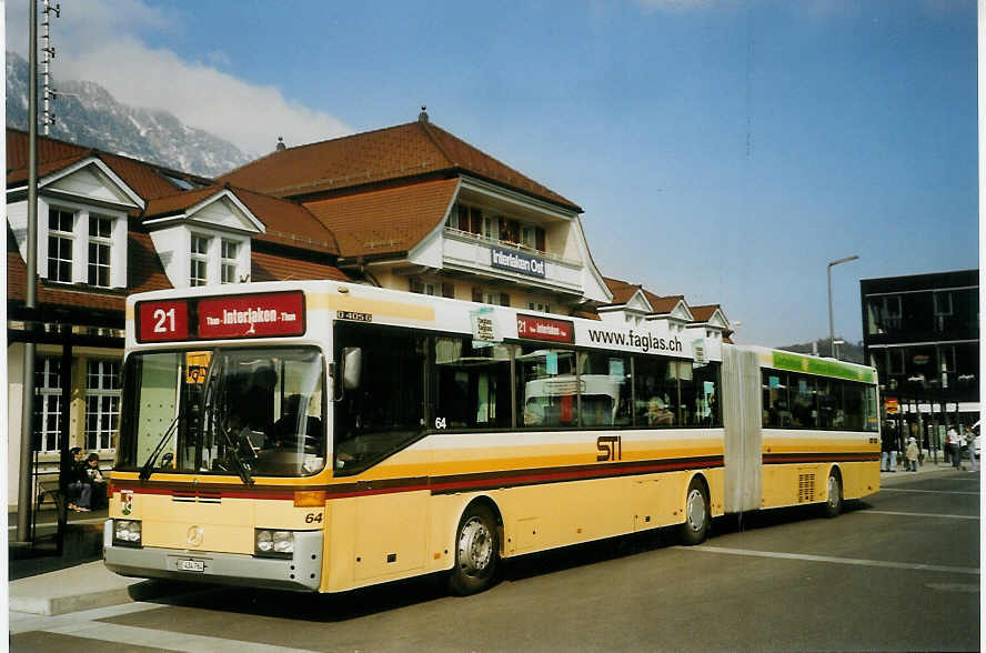 (066'333) - STI Thun - Nr. 64/BE 434'764 - Mercedes am 27. M�rz 2004 beim Bahnhof Interlaken Ost