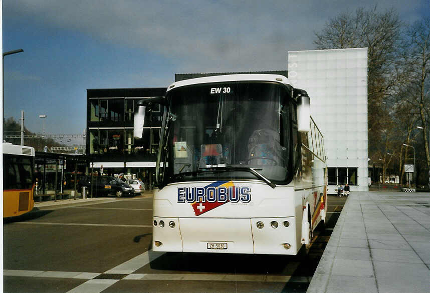 (066'401) - Welti-Furrer, Z�rich - Nr. 30/ZH 5030 - Bova am 27. M�rz 2004 beim Bahnhof Interlaken Ost