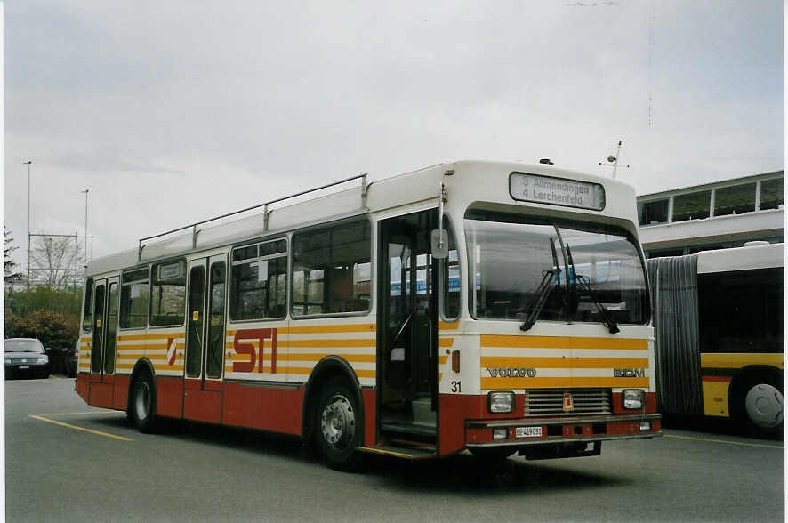 (066'514) - STI Thun - Nr. 31/BE 419'031 - Volvo/R&J (ex SAT Thun Nr. 31) am 17. April 2004 bei der Schiffl�ndte Thun