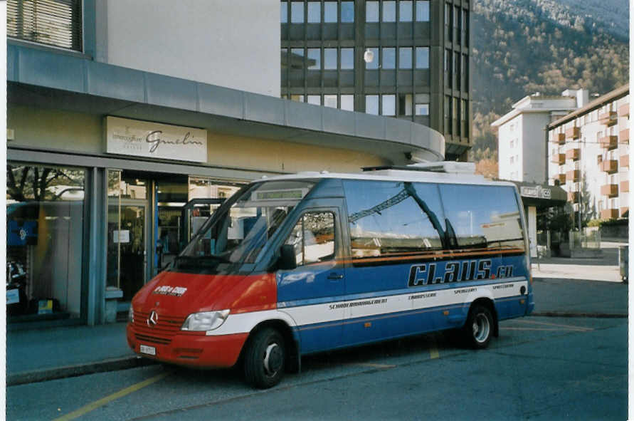(066'612) - SBC Chur - Nr. 17/GR 97'517 - Mercedes/Auw�rter am 20. April 2004 beim Bahnhof Chur