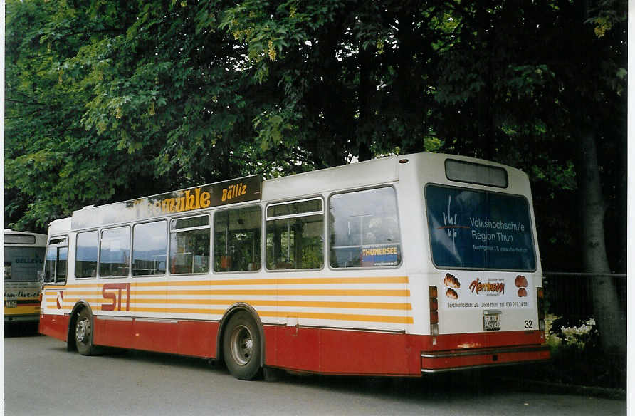 (068'229) - STI Thun - Nr. 32/BE 419'032 - Volvo/R&J (ex SAT Thun Nr. 32) am 12. Juni 2004 bei der Schiffl�ndte Thun