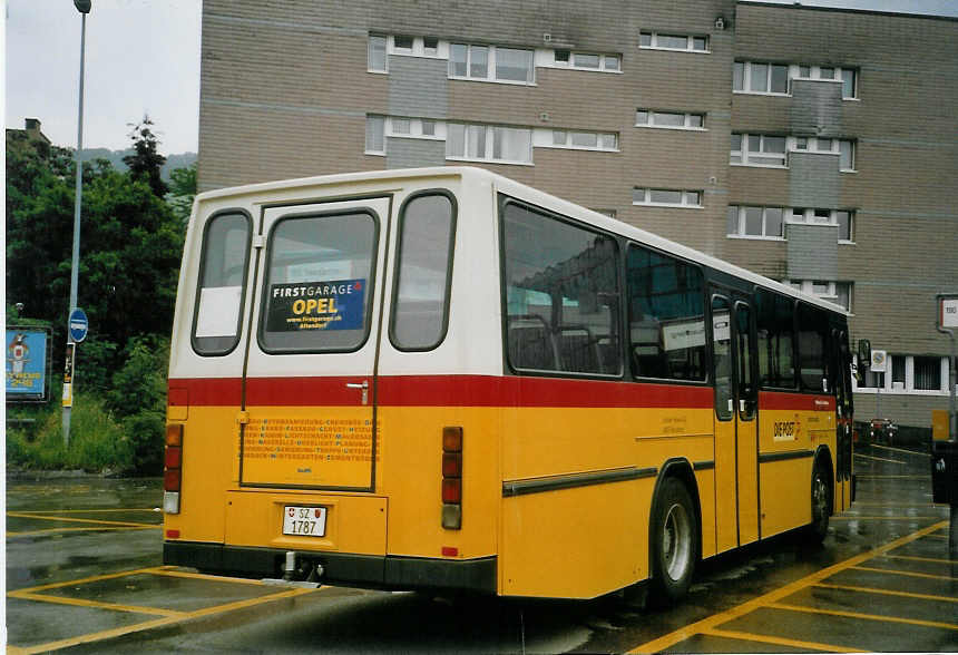 (068'620) - Schuler, Feusisberg - SZ 1787 - NAW/Hess am 19. Juni 2004 beim Bahnhof Pf�ffikon