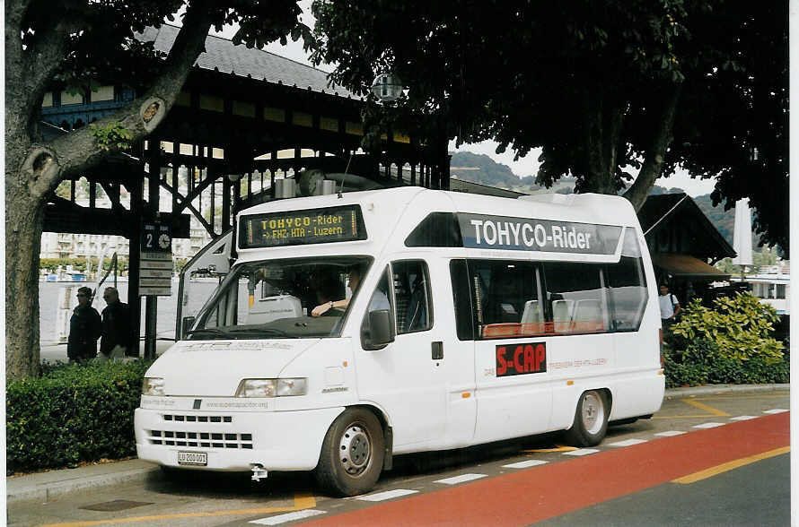 (070'211) - H�rri, Horw - LU 200'001 - Fiat am 21. August 2004 beim Bahnhof Luzern
