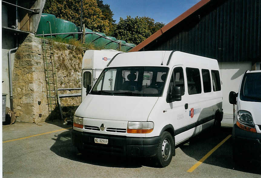 (071'331) - Arm�e du Salut, St-Aubin - NE 82'969 - Renault am 3. Oktober 2004 in St-Aubin, Le Devin