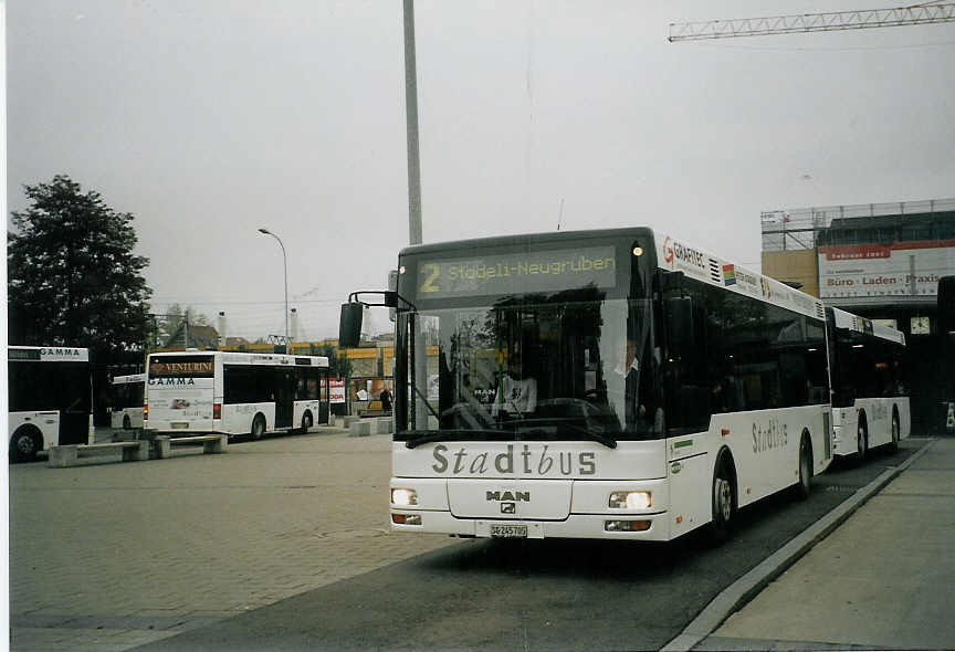 (072'127) - Wick, Wil - Nr. 5/SG 245'705 - MAN/G�ppel am 11. Oktober 2004 beim Bahnhof Wil