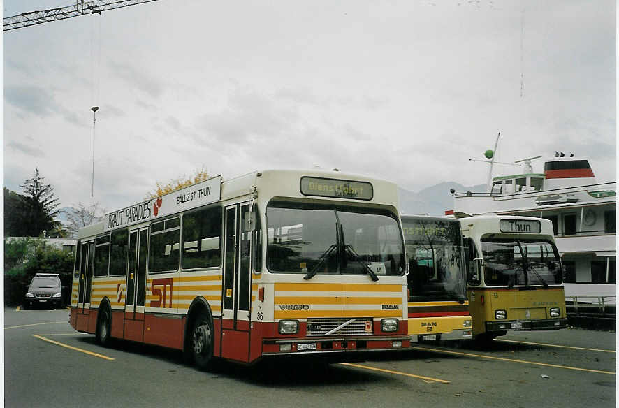 (072'334) - STI Thun - Nr. 36/BE 443'836 - Volvo/R&J (ex SAT Thun Nr. 36) am 29. Oktober 2004 bei der Schiffl�ndte Thun