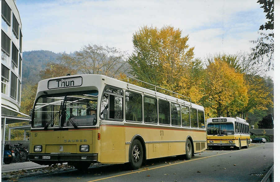 (072'506) - STI Thun - Nr. 57/BE 413'457 - Saurer/R&J am 4. November 2004 bei der Schiffl�ndte Thun