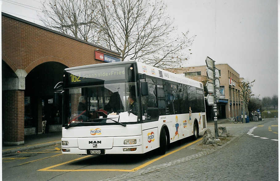 (073'221) - Lengacher, M�nsingen - Nr. 6/BE 382'422 - MAN/G�ppel am 12. Dezember 2004 beim Bahnhof M�nsingen
