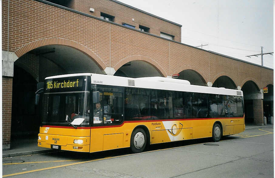 (073'223) - Lengacher, M�nsingen - Nr. 1/BE 555'399 - MAN am 12. Dezember 2004 beim Bahnhof M�nsingen