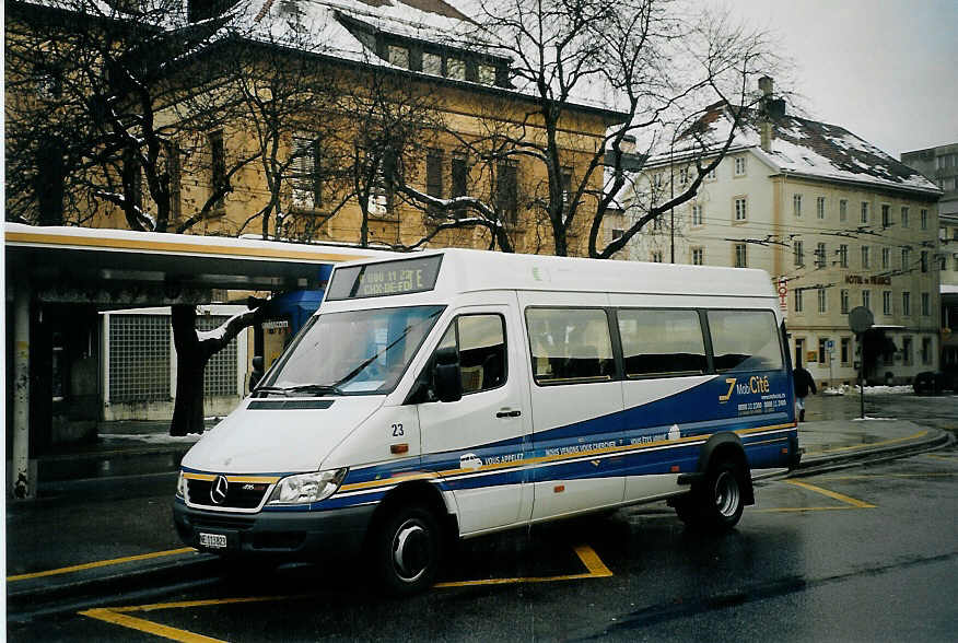 (073'514) - MobiCit�, La Chaux-de-Fonds - Nr. 23/NE 113'823 - Mercedes am 1. Januar 2005 beim Bahnhof La Chaux-de-Fonds