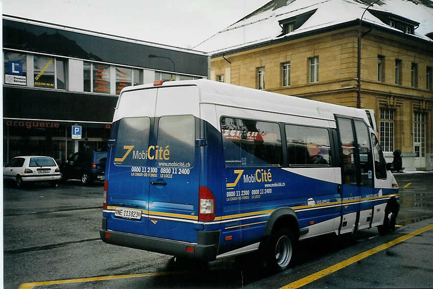 (073'515) - MobiCit�, La Chaux-de-Fonds - Nr. 23/NE 113'823 - Mercedes am 1. Januar 2005 beim Bahnhof La Chaux-de-Fonds