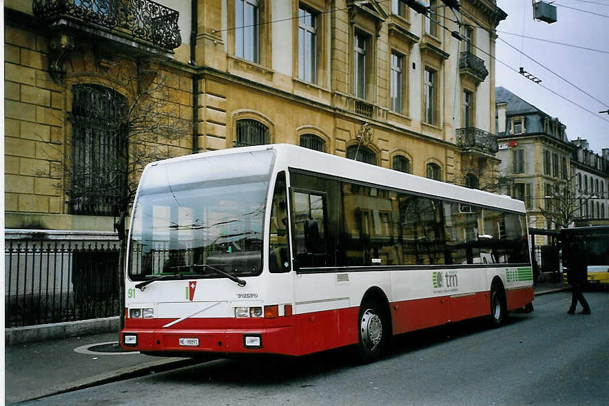 (074'115) - VR La Chaux-de-Fonds - Nr. 91/NE 98'891 - Volvo/Berkhof am 16. Januar 2005 in Neuch�tel, Place Pury