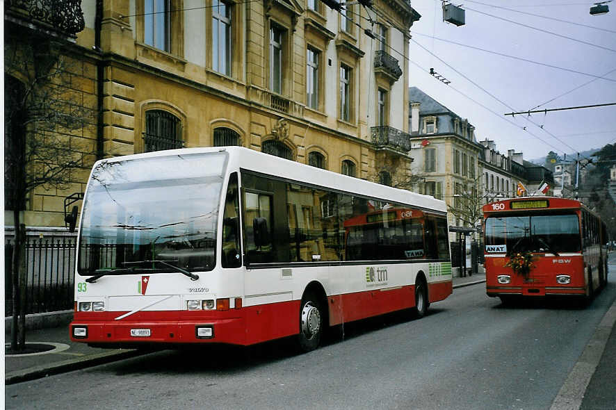 (074'121) - VR La Chaux-de-Fonds - Nr. 93/NE 98'893 - Volvo/Berkhof am 16. Januar 2005 in Neuch�tel, Place Pury