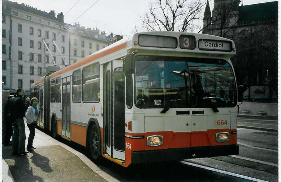 (074'903) - TPG Gen�ve - Nr. 664 - Saurer/Hess Gelenktrolleybus am 24. Februar 2005 beim Bahnhof Gen�ve