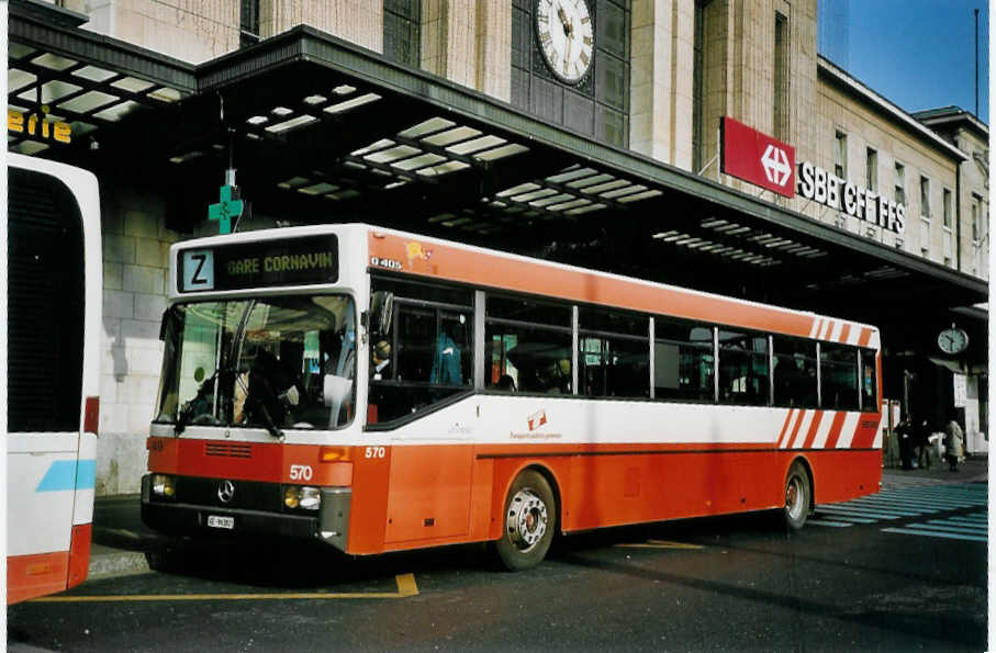 (074'908) - Dupraz, Gen�ve (TPG Nr. 570) - Nr. 49/GE 96'382 - Mercedes am 24. Februar 2005 beim Bahnhof Gen�ve