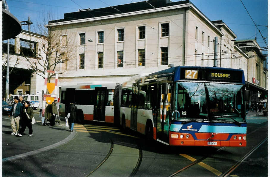 (074'923) - TPG Gen�ve - Nr. 338/GE 96'562 - Volvo am 24. Februar 2005 beim Bahnhof Gen�ve