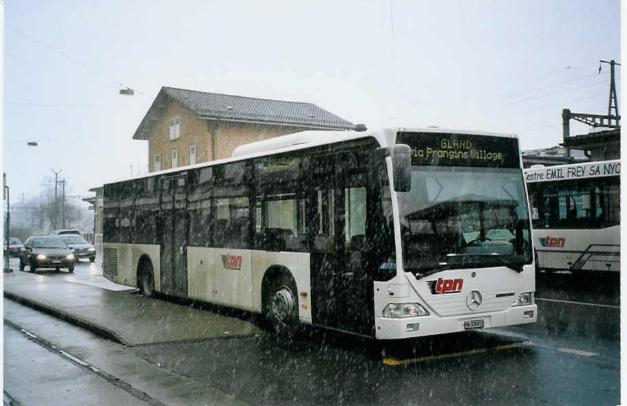 (075'608) - TPN Nyon - VD 558'013 - Mercedes am 6. M�rz 2005 beim Bahnhof Nyon