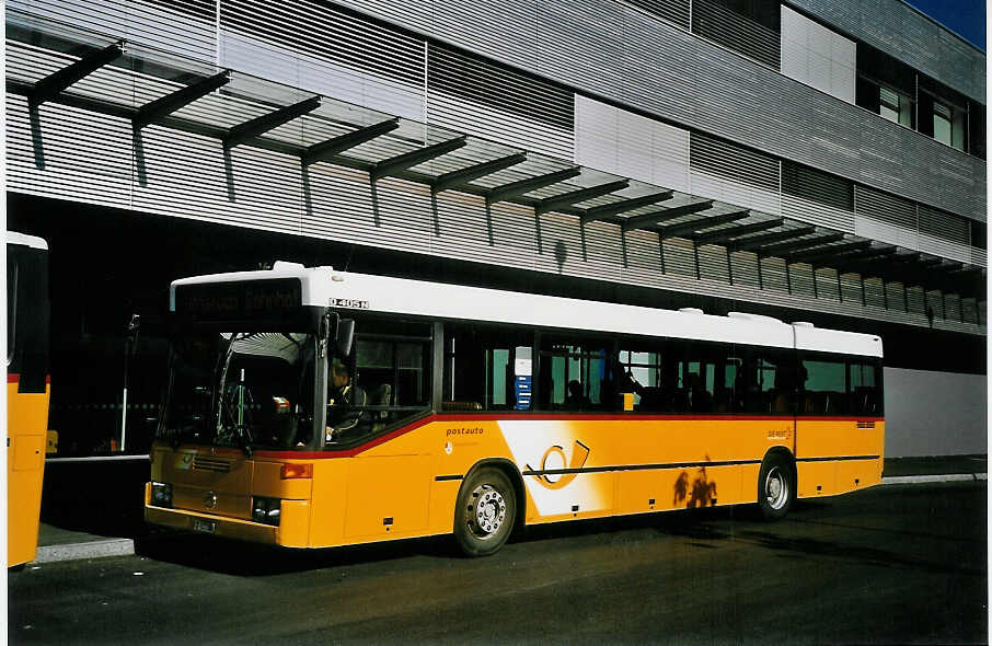 (076'709) - PostAuto Graub�nden - GR 102'365 - Mercedes (ex P 25'201) am 25. Mai 2005 beim Bahnhof Landquart