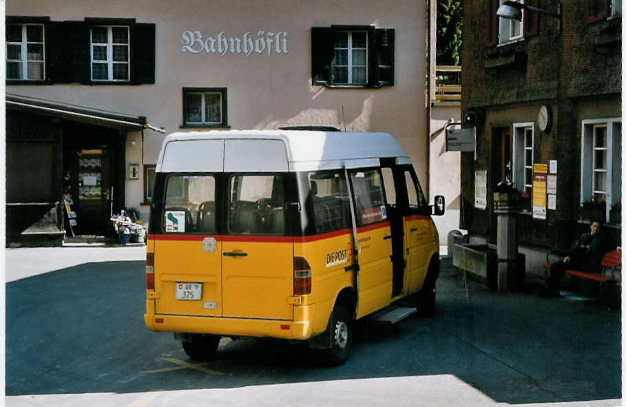 (076'733) - Hartmann, K�blis - Nr. 14/GR 375 - Mercedes am 27. Mai 2005 beim Bahnhof K�blis
