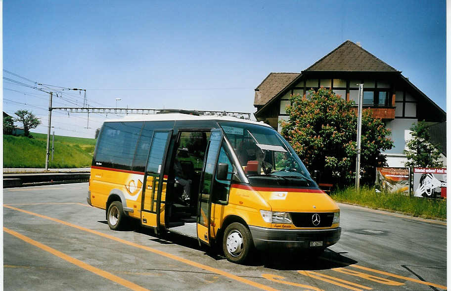 (076'807) - Leibundgut, Obergoldbach - BE 26'779 - Mercedes/Auw�rter am 29. Mai 2005 beim Bahnhof Biglen