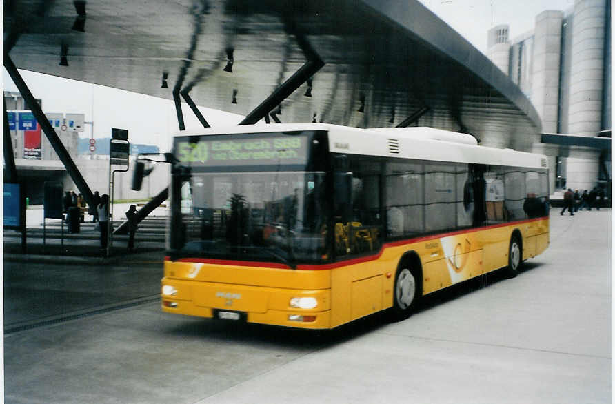 (081'008) - PostAuto Z�rich - Nr. 38/ZH 781'195 - MAN am 18. Oktober 2005 in Z�rich, Flughafen