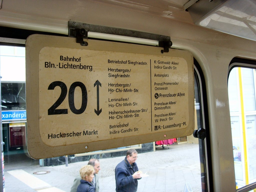 Linienschild der (ehemaligen) Linie 20 im hist. KT4D-Wagen, Berlin Alexanderplatz Oktober 2009