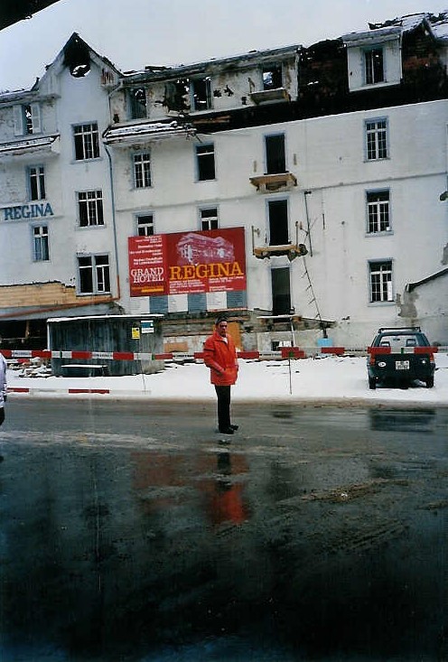 (002'524) - Aus dem Archiv: W�hrend der Wintersaison regelte mein Vater einige Jahre den Verkehr bei der Einfahrt in den Autobahnhof. Vor allem, wenn bis zu acht Skibusse aus der Hahnenmoosregion in Adelboden eintrafen. Die Aufnahme stammt vom Januar 1988.