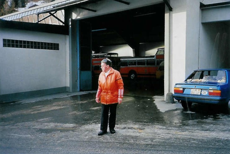 (002'525) - Aus dem Archiv: W�hrend der Wintersaison regelte mein Vater einige Jahre den Verkehr bei der Einfahrt in den Autobahnhof. Vor allem, wenn bis zu acht Skibusse aus der Hahnenmoosregien in Adelboden eintrafen. Die Aufnahme stammt vom Januar 1988.