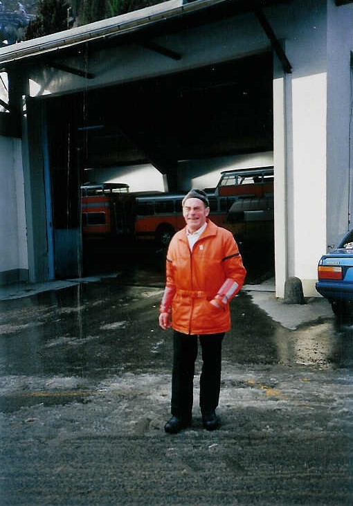 (002'526) - Aus dem Archiv: W�hrend der Wintersaison regelte mein Vater einige Jahre den Verkehr bei der Einfahrt in den Autobahnhof. Vor allem, wenn bis zu acht Skibusse aus der Hahnenmoosregion in Adelboden eintrafen. Die Aufnahme stammt vom Januar 1988.