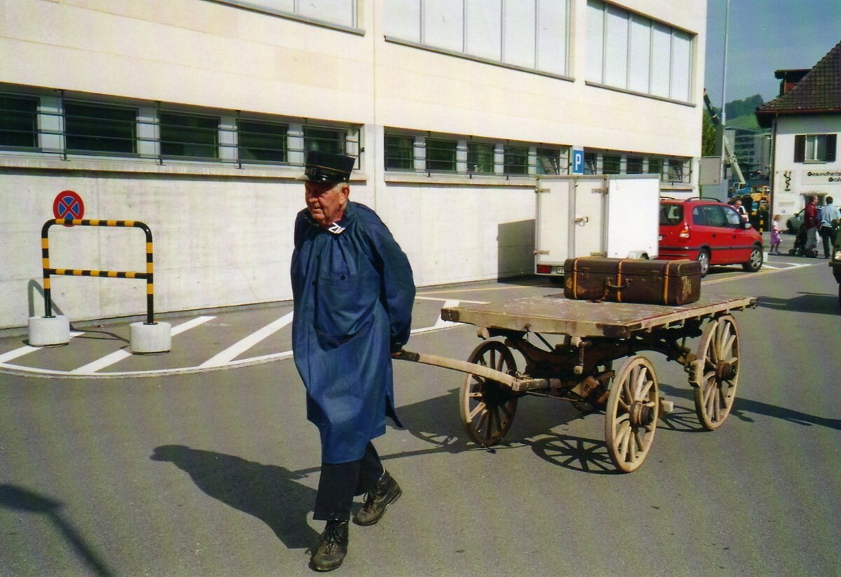 (070'933) - ZVB Zug - Gep�cktransport von Anno dazumal am 11. September 2004 in Zug, Garage