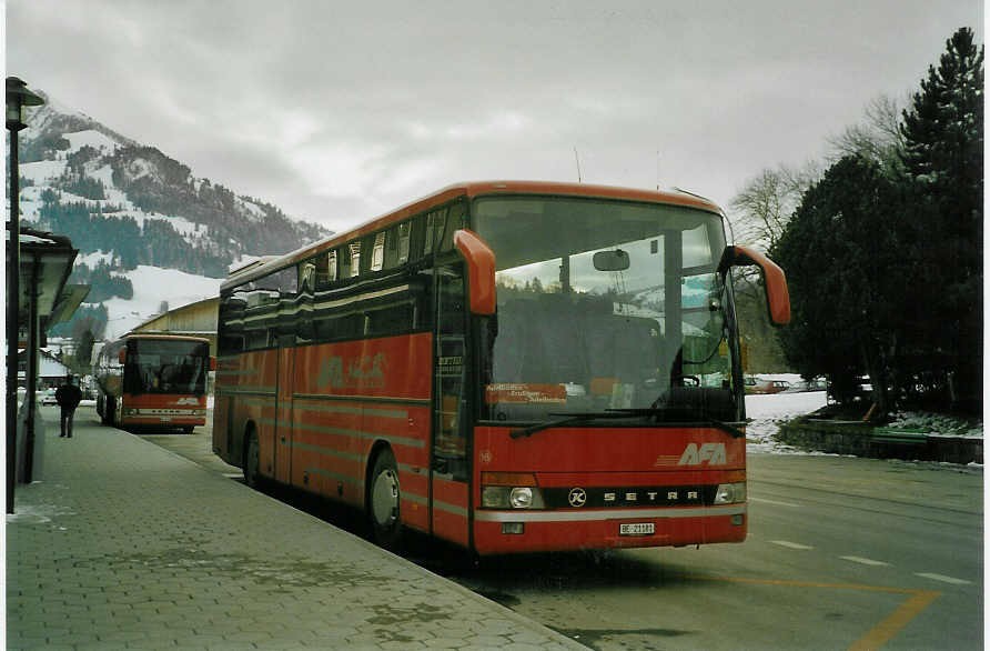 (082'113) - AFA Adelboden - Nr. 16/BE 21'181 - Setra (ex Fr�hlich, D-Ludwigshafen/Rhein) am 26. Dezember 2005 beim Bahnhof Frutigen