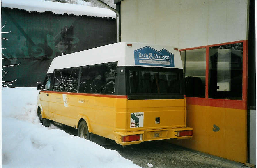 (083'128) - K�bli, Gstaad - Iveco am 19. Februar 2006 in Gstaad, Garage