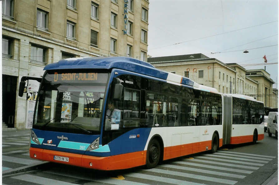 (083'335) - Aus Frankreich: TPG Gen�ve (France) - Nr. 397/6779 YK 74 - Van Hool am 6. M�rz 2006 beim Bahnhof Gen�ve