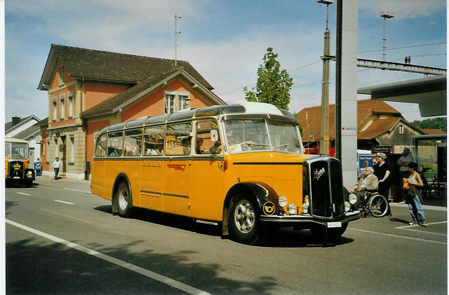 (085'019) - Tschannen, Zofingen - AG 6121 - Saurer/T�scher (ex Luk, Gr�sch) am 13. Mai 2006 beim Bahnhof Aarberg