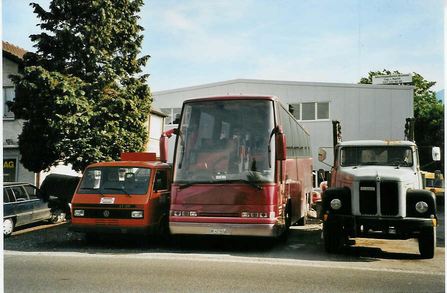 (085'933) - Brunner, Thun - BE 427'601 - Dr�gm�ller (ex Car Rouge, Kerzers) am 10. Juni 2006 in Thun-Lerchenfeld, Garage