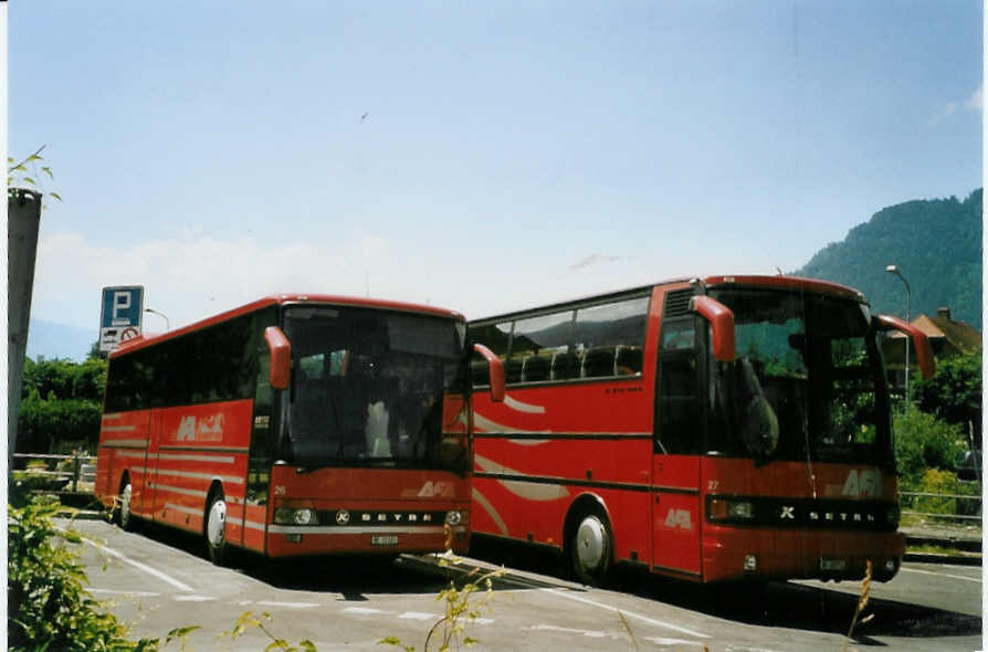 (087'113) - AFA Adelboden - Nr. 26/BE 21'181 - Setra (ex Nr. 16; ex Fr�hlich, D-Ludwigshafen/Rhein) + Nr. 27/BE 26'773 - Setra (ex Nr. 23; ex Fl�ck, Brienz) am 2. Juli 2006 beim Bahnhof Interlaken West