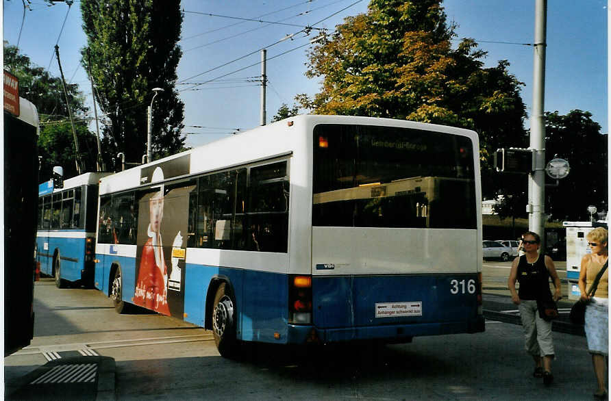(087'624) - VBL Luzern - Nr. 316 - Lanz+Marti/Hess Personenanh�nger am 25. Juli 2006 beim Bahnhof Luzern